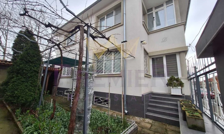 2 отделни входа = 2 апартамента в една къща СЪРЦЕТО НА КАРНОБАТ  ДВУЕТАЖНА ГОЛЯМА КЪЩА С ДВА ВХОДА ЗА ДВЕ СЕМЕЙСТВА! -  - снимка 1 - Имоти Премиер