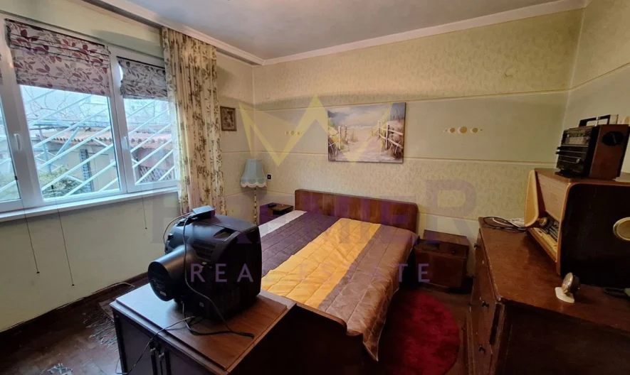 2 отделни входа = 2 апартамента в една къща СЪРЦЕТО НА КАРНОБАТ  ДВУЕТАЖНА ГОЛЯМА КЪЩА С ДВА ВХОДА ЗА ДВЕ СЕМЕЙСТВА! -  - снимка 10 - Имоти Премиер