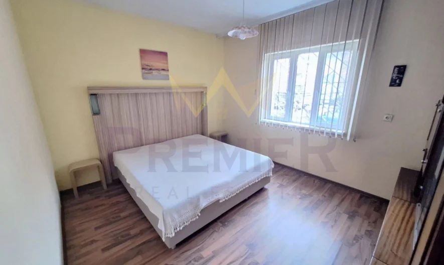 2 отделни входа = 2 апартамента в една къща СЪРЦЕТО НА КАРНОБАТ  ДВУЕТАЖНА ГОЛЯМА КЪЩА С ДВА ВХОДА ЗА ДВЕ СЕМЕЙСТВА! -  - снимка 11 - Имоти Премиер