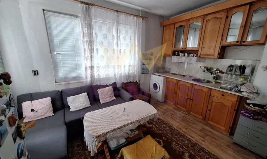 2 отделни входа = 2 апартамента в една къща СЪРЦЕТО НА КАРНОБАТ  ДВУЕТАЖНА ГОЛЯМА КЪЩА С ДВА ВХОДА ЗА ДВЕ СЕМЕЙСТВА! -  - снимка 16 - Имоти Премиер