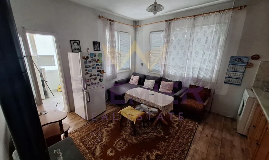 2 отделни входа = 2 апартамента в една къща СЪРЦЕТО НА КАРНОБАТ  ДВУЕТАЖНА ГОЛЯМА КЪЩА С ДВА ВХОДА ЗА ДВЕ СЕМЕЙСТВА! -  - снимка 18 - Имоти Премиер