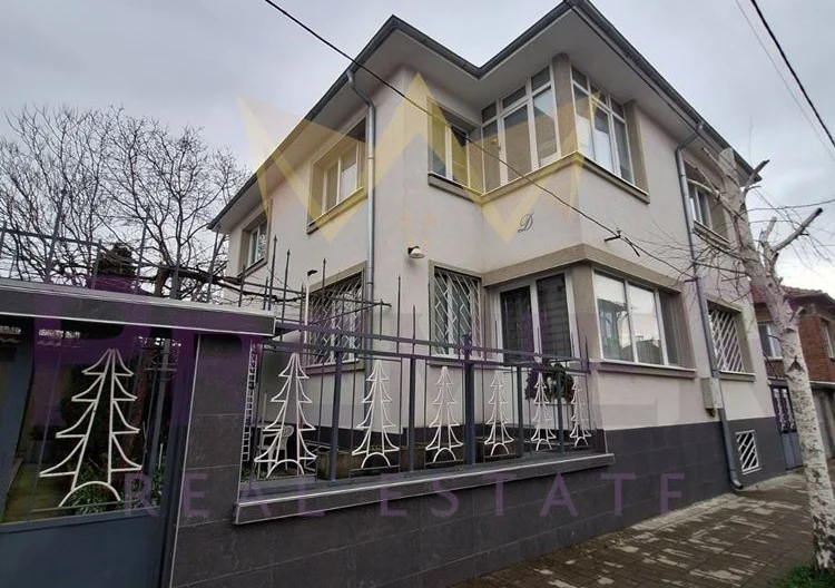 2 отделни входа = 2 апартамента в една къща СЪРЦЕТО НА КАРНОБАТ  ДВУЕТАЖНА ГОЛЯМА КЪЩА С ДВА ВХОДА ЗА ДВЕ СЕМЕЙСТВА! -  - снимка 2 - Имоти Премиер