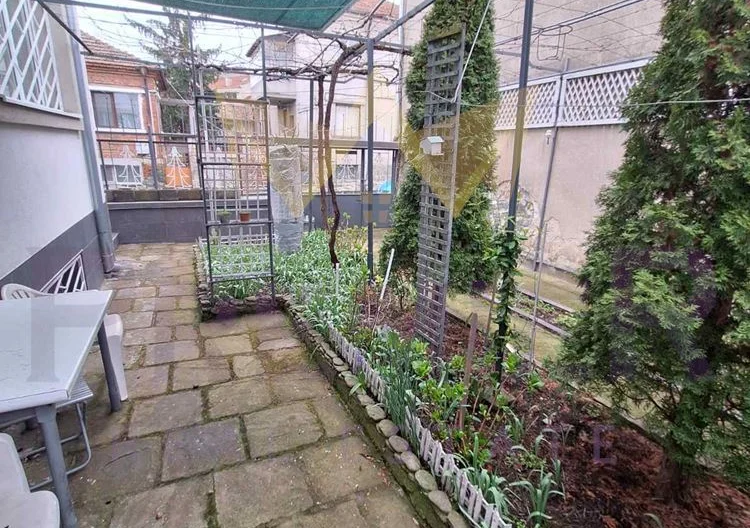 2 отделни входа = 2 апартамента в една къща СЪРЦЕТО НА КАРНОБАТ  ДВУЕТАЖНА ГОЛЯМА КЪЩА С ДВА ВХОДА ЗА ДВЕ СЕМЕЙСТВА! -  - снимка 21 - Имоти Премиер