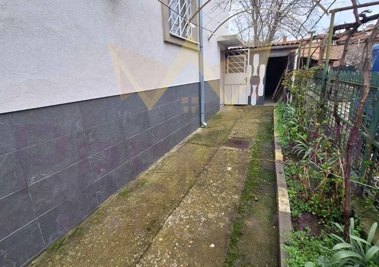 2 отделни входа = 2 апартамента в една къща СЪРЦЕТО НА КАРНОБАТ  ДВУЕТАЖНА ГОЛЯМА КЪЩА С ДВА ВХОДА ЗА ДВЕ СЕМЕЙСТВА! -  - снимка 23 - Имоти Премиер