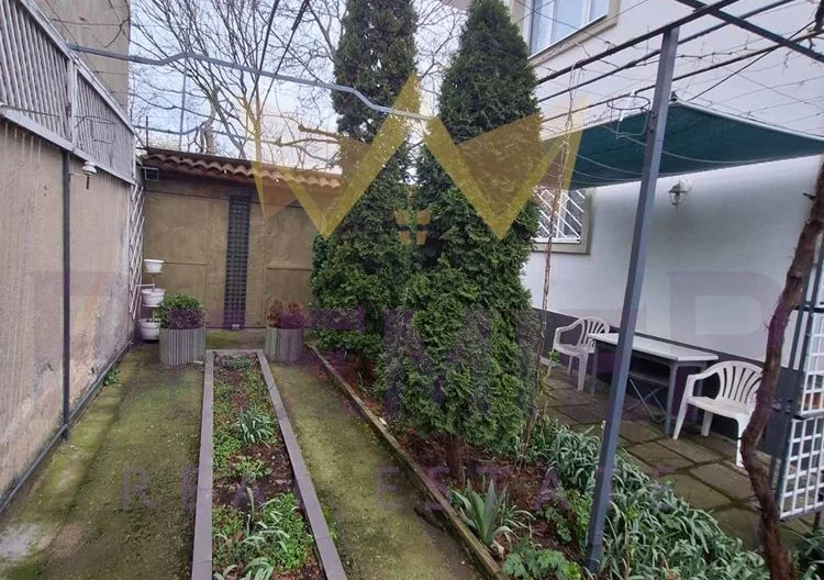 2 отделни входа = 2 апартамента в една къща СЪРЦЕТО НА КАРНОБАТ  ДВУЕТАЖНА ГОЛЯМА КЪЩА С ДВА ВХОДА ЗА ДВЕ СЕМЕЙСТВА! -  - снимка 26 - Имоти Премиер