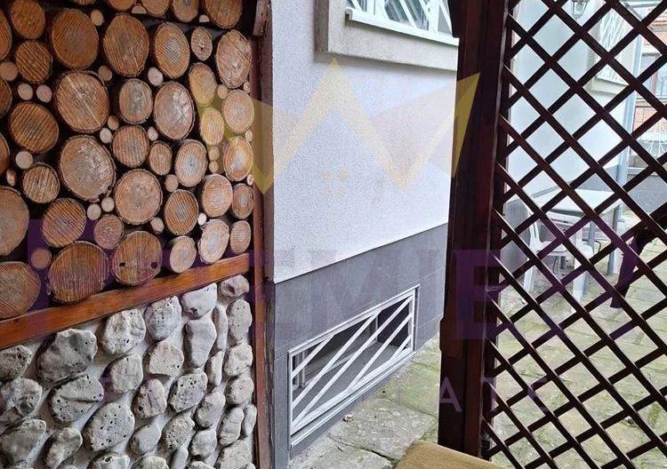 2 отделни входа = 2 апартамента в една къща СЪРЦЕТО НА КАРНОБАТ  ДВУЕТАЖНА ГОЛЯМА КЪЩА С ДВА ВХОДА ЗА ДВЕ СЕМЕЙСТВА! -  - снимка 27 - Имоти Премиер