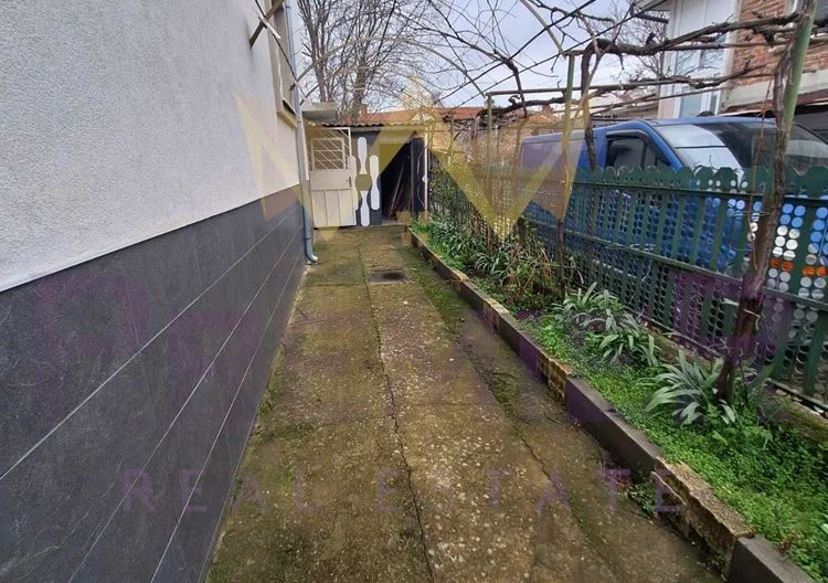 2 отделни входа = 2 апартамента в една къща СЪРЦЕТО НА КАРНОБАТ  ДВУЕТАЖНА ГОЛЯМА КЪЩА С ДВА ВХОДА ЗА ДВЕ СЕМЕЙСТВА! -  - снимка 28 - Имоти Премиер