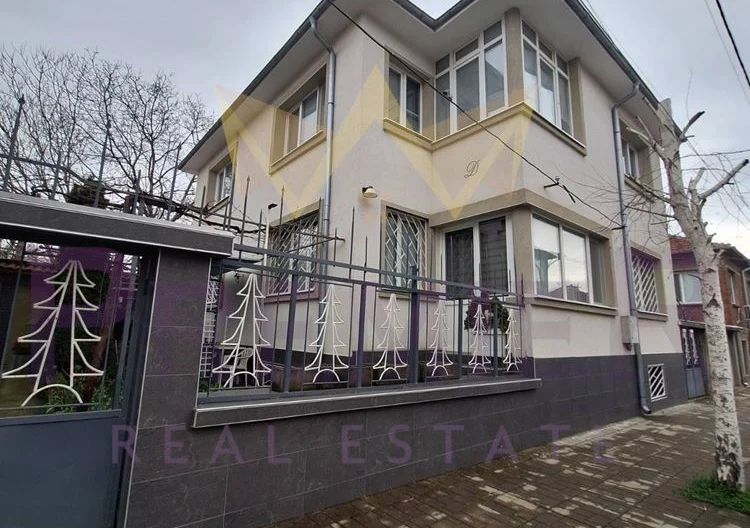 2 отделни входа = 2 апартамента в една къща СЪРЦЕТО НА КАРНОБАТ  ДВУЕТАЖНА ГОЛЯМА КЪЩА С ДВА ВХОДА ЗА ДВЕ СЕМЕЙСТВА! -  - снимка 3 - Имоти Премиер