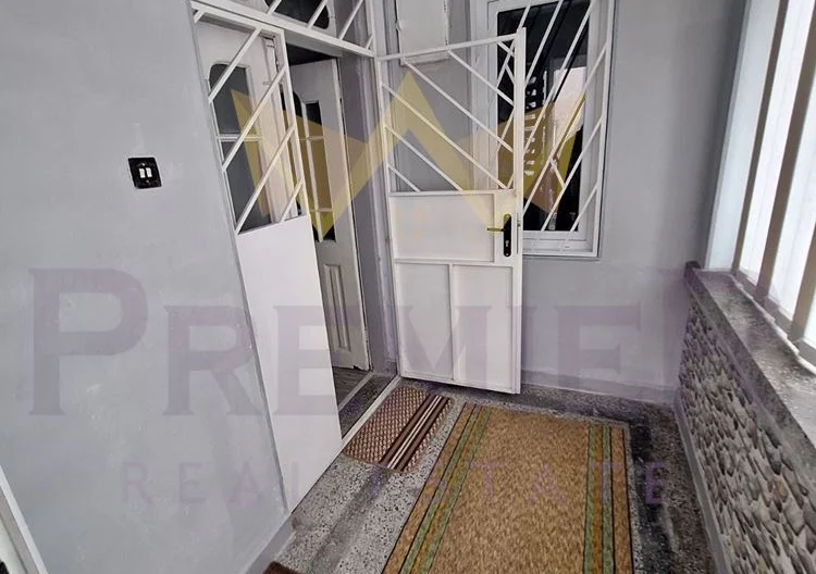 2 отделни входа = 2 апартамента в една къща СЪРЦЕТО НА КАРНОБАТ  ДВУЕТАЖНА ГОЛЯМА КЪЩА С ДВА ВХОДА ЗА ДВЕ СЕМЕЙСТВА! -  - снимка 4 - Имоти Премиер