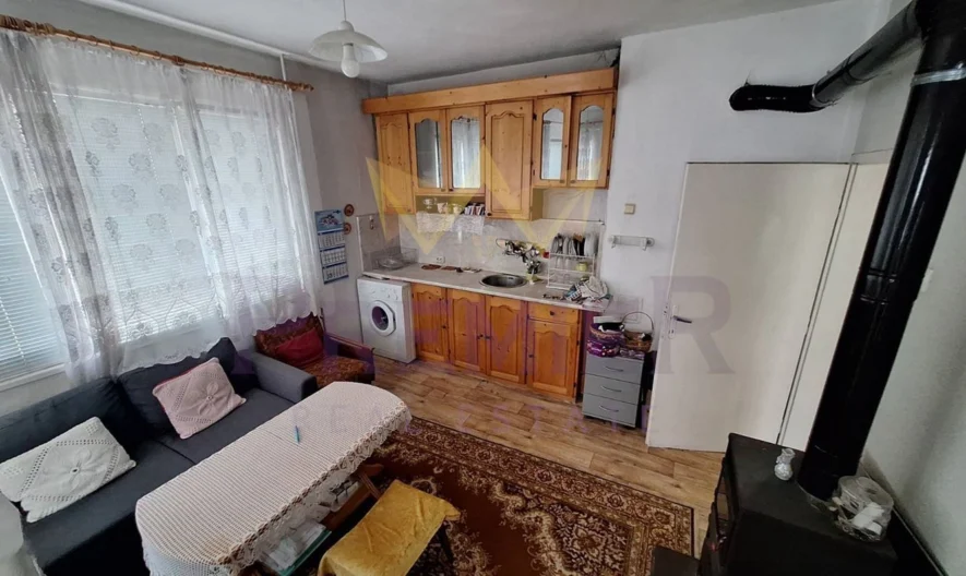 2 отделни входа = 2 апартамента в една къща СЪРЦЕТО НА КАРНОБАТ  ДВУЕТАЖНА ГОЛЯМА КЪЩА С ДВА ВХОДА ЗА ДВЕ СЕМЕЙСТВА! -  - снимка 7 - Имоти Премиер