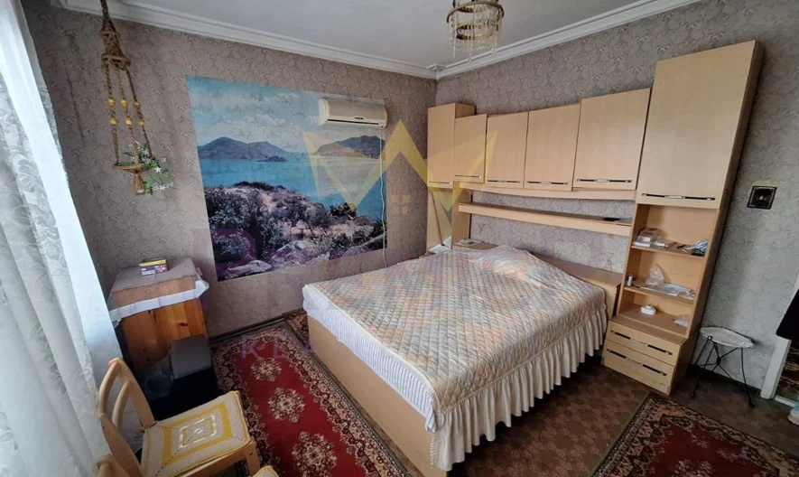 2 отделни входа = 2 апартамента в една къща СЪРЦЕТО НА КАРНОБАТ  ДВУЕТАЖНА ГОЛЯМА КЪЩА С ДВА ВХОДА ЗА ДВЕ СЕМЕЙСТВА! -  - снимка 9 - Имоти Премиер