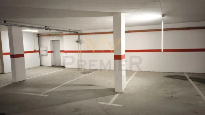 2 Съседни просторни паркоместа в новопостроен подземен гараж / Саут Бей Аспарухово - - снимка 1 - Имоти Премиер