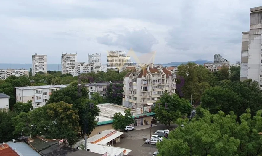 3-bedroom apartment with an excellent location in Lazur district -  - snimka 1 - Imoti Premier