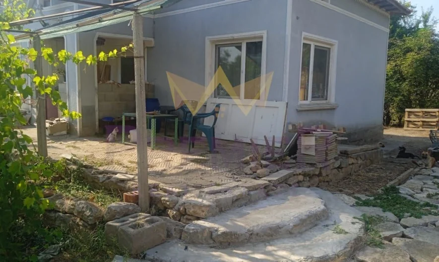 בית עם חצר גדולה בכפר איזבורובו, מחוז דובריץ’ -  - snimka 1 - Imoti Premier