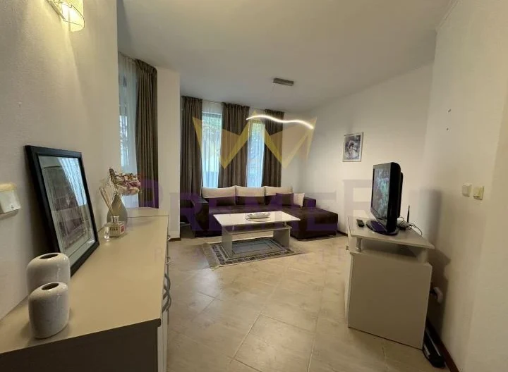 a two-room apartment with a private yard and pool in Kosharitsa. -  - snimka 1 - Imoti Premier