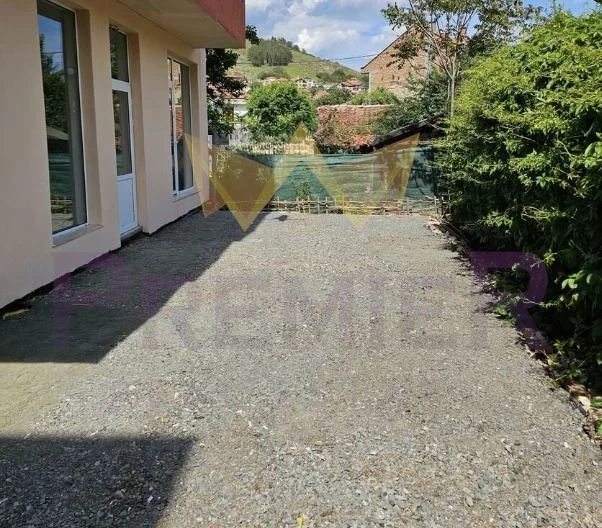 Апартамент с двор и паркомясто – Айтос -  - снимка 1 - Имоти Премиер