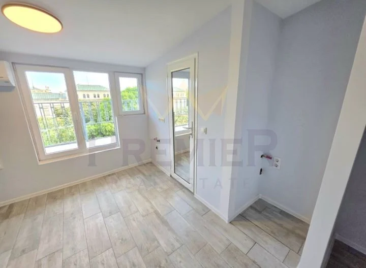 Ателие в идеален център - - снимка 1 - Имоти Премиер