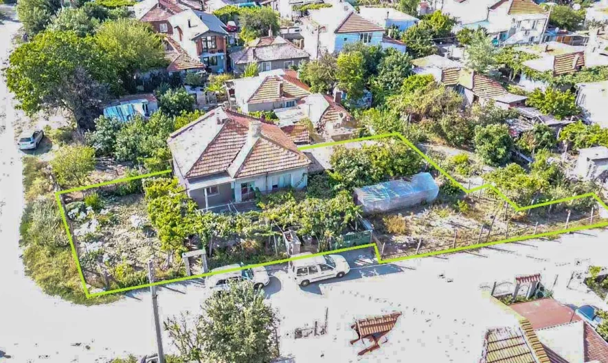 Detached HOUSE with yard and garage in the town of Aytos - - snimka 1 - Imoti Premier