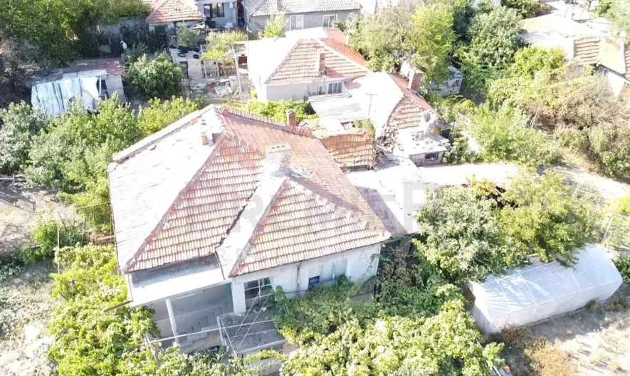 Detached HOUSE with yard and garage in the town of Aytos - - snimka 26 - Imoti Premier