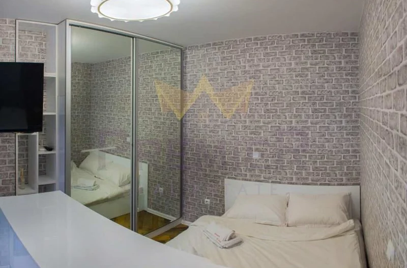 ДИЗАЙНЕРСКО СТУДИО ЧЕРВЕН ПЛОЩАД -  - снимка 4 - Имоти Премиер