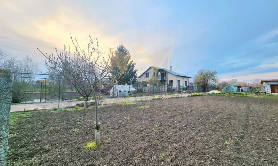 Два дома в одном дворе (3689 кв.м), с. Могилище, общ. Каварна, обл. Добрич. - - снимка 32 - Имоти Премиер