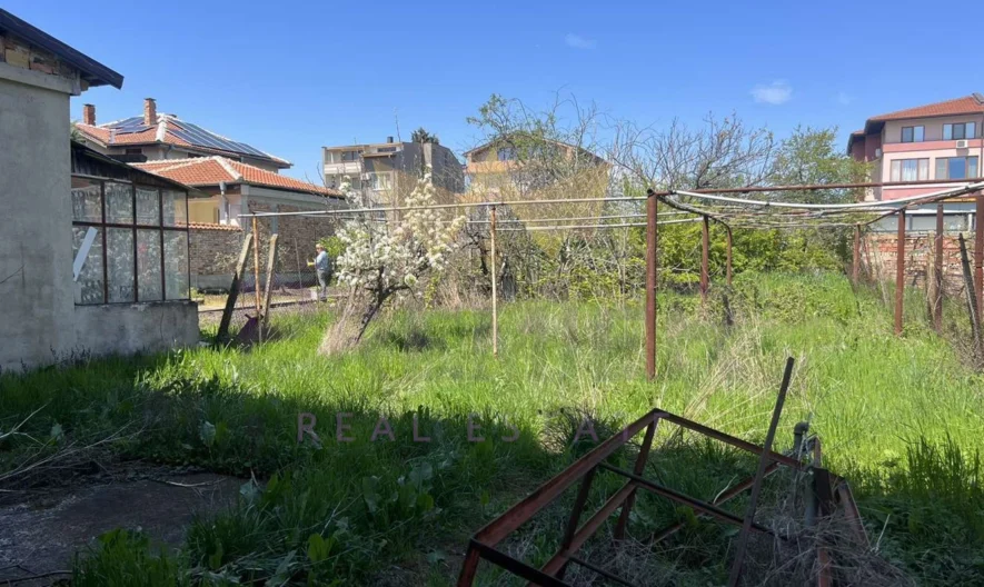 🏡 Два самостоятелни етажа от триетажна къща с двор в с. Равда, близо до центъра -  - снимка 38 - Имоти Премиер