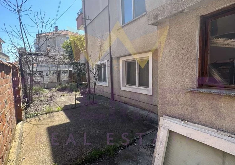🏡 Два самостоятелни етажа от триетажна къща с двор в с. Равда, близо до центъра -  - снимка 41 - Имоти Премиер