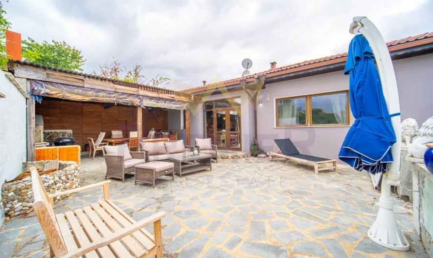 Две Къщи с 2 дка Двор в кв. Изгрев гр.Варна - - снимка 1 - Имоти Премиер