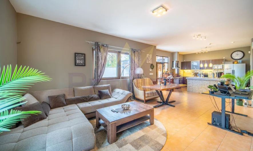 Две Къщи с 2 дка Двор в кв. Изгрев гр.Варна - - снимка 10 - Имоти Премиер