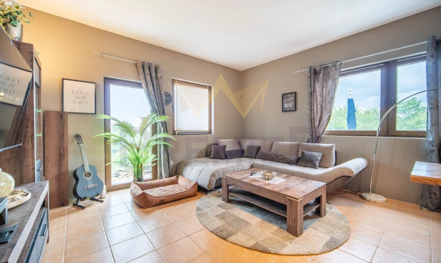 Две Къщи с 2 дка Двор в кв. Изгрев гр.Варна - - снимка 12 - Имоти Премиер