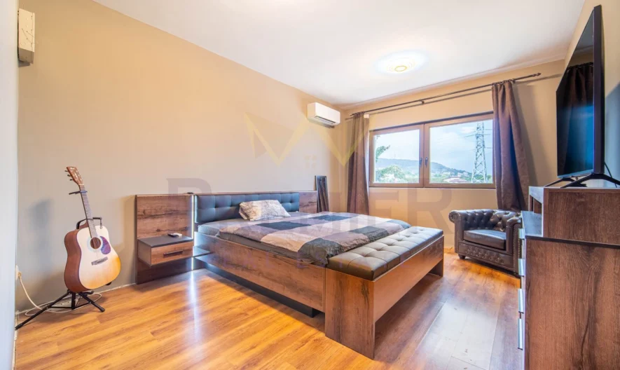 Две Къщи с 2 дка Двор в кв. Изгрев гр.Варна - - снимка 13 - Имоти Премиер