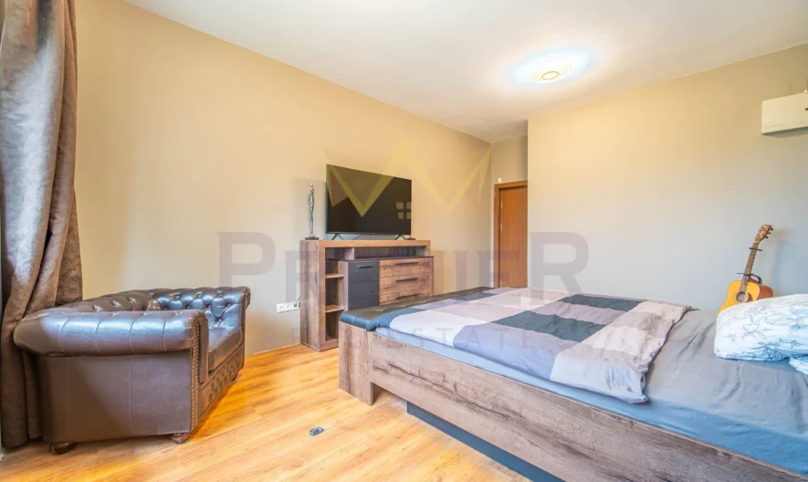 Две Къщи с 2 дка Двор в кв. Изгрев гр.Варна - - снимка 14 - Имоти Премиер