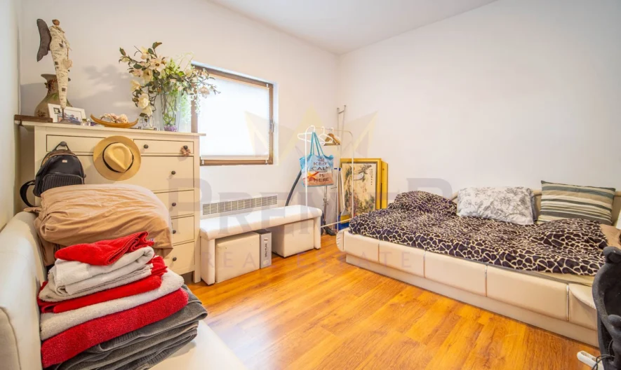 Две Къщи с 2 дка Двор в кв. Изгрев гр.Варна - - снимка 15 - Имоти Премиер