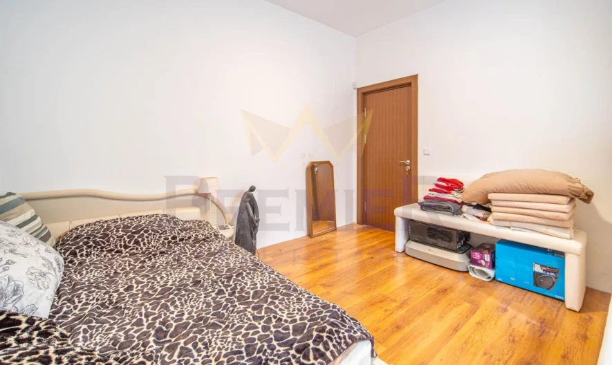 Две Къщи с 2 дка Двор в кв. Изгрев гр.Варна - - снимка 17 - Имоти Премиер