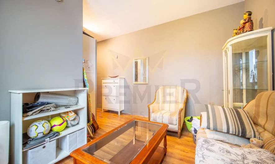 Две Къщи с 2 дка Двор в кв. Изгрев гр.Варна - - снимка 18 - Имоти Премиер