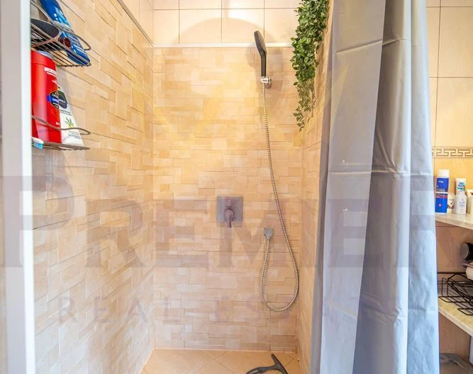 Две Къщи с 2 дка Двор в кв. Изгрев гр.Варна - - снимка 21 - Имоти Премиер