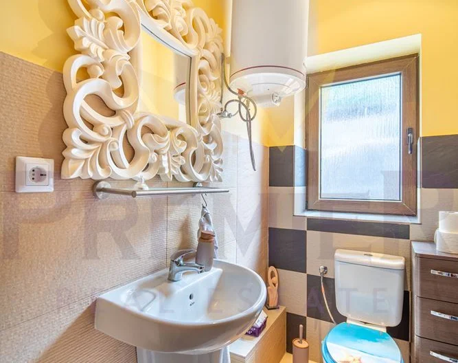 Две Къщи с 2 дка Двор в кв. Изгрев гр.Варна - - снимка 22 - Имоти Премиер