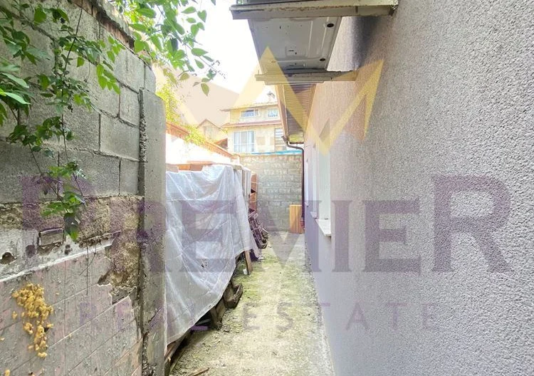 Две Къщи с 2 дка Двор в кв. Изгрев гр.Варна - - снимка 23 - Имоти Премиер