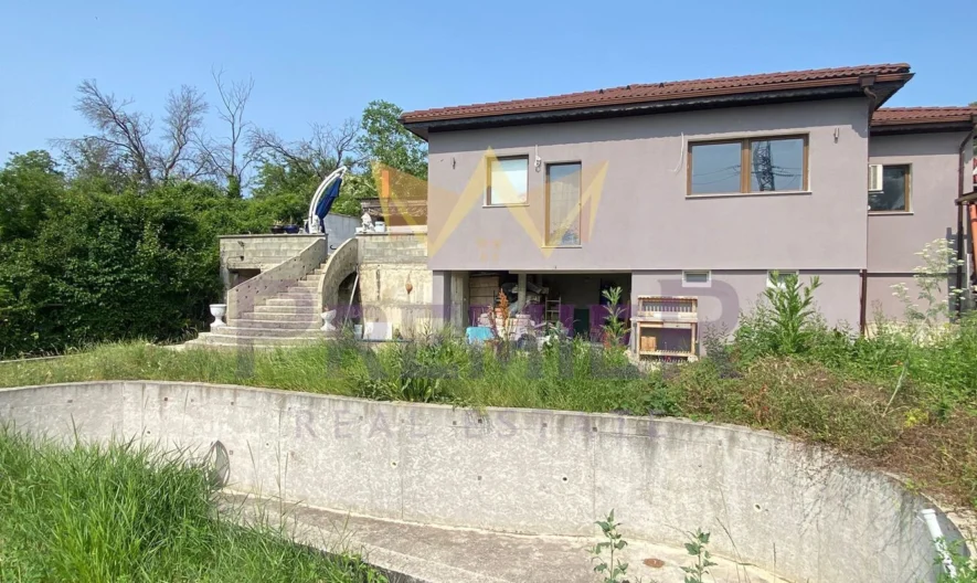 Две Къщи с 2 дка Двор в кв. Изгрев гр.Варна - - снимка 25 - Имоти Премиер