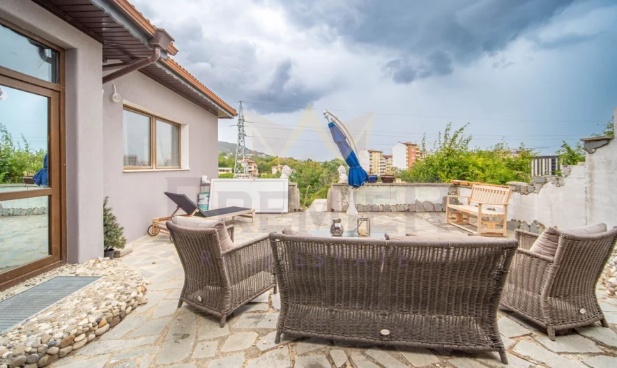 Две Къщи с 2 дка Двор в кв. Изгрев гр.Варна - - снимка 3 - Имоти Премиер