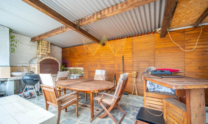 Две Къщи с 2 дка Двор в кв. Изгрев гр.Варна - - снимка 3 - Имоти Премиер