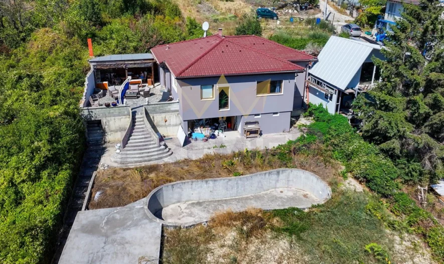 Две Къщи с 2 дка Двор в кв. Изгрев гр.Варна - - снимка 35 - Имоти Премиер