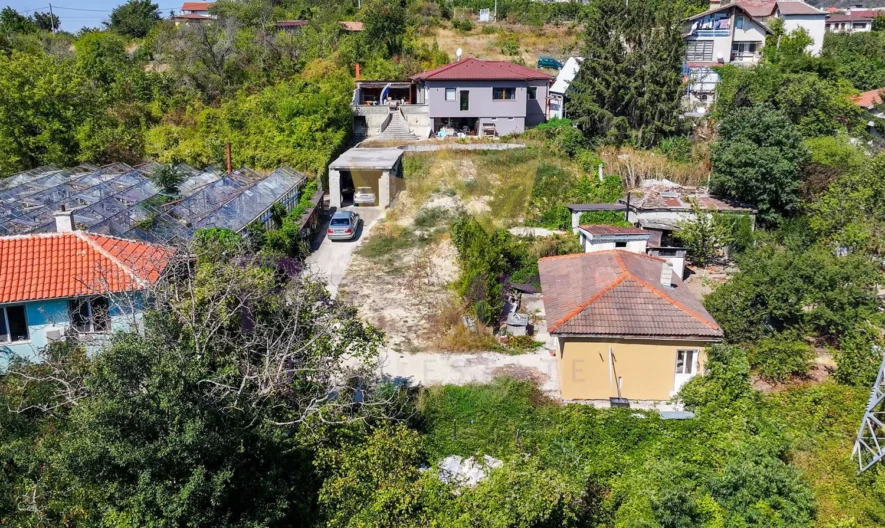 Две Къщи с 2 дка Двор в кв. Изгрев гр.Варна - - снимка 36 - Имоти Премиер