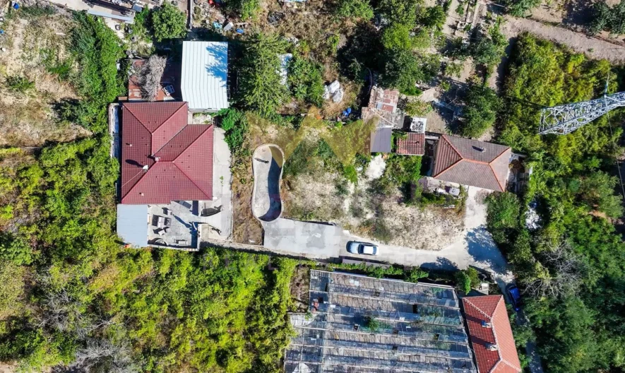 Две Къщи с 2 дка Двор в кв. Изгрев гр.Варна - - снимка 37 - Имоти Премиер