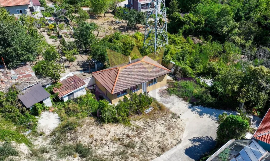 Две Къщи с 2 дка Двор в кв. Изгрев гр.Варна - - снимка 39 - Имоти Премиер