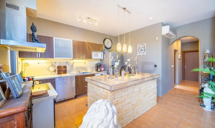 Две Къщи с 2 дка Двор в кв. Изгрев гр.Варна - - снимка 4 - Имоти Премиер