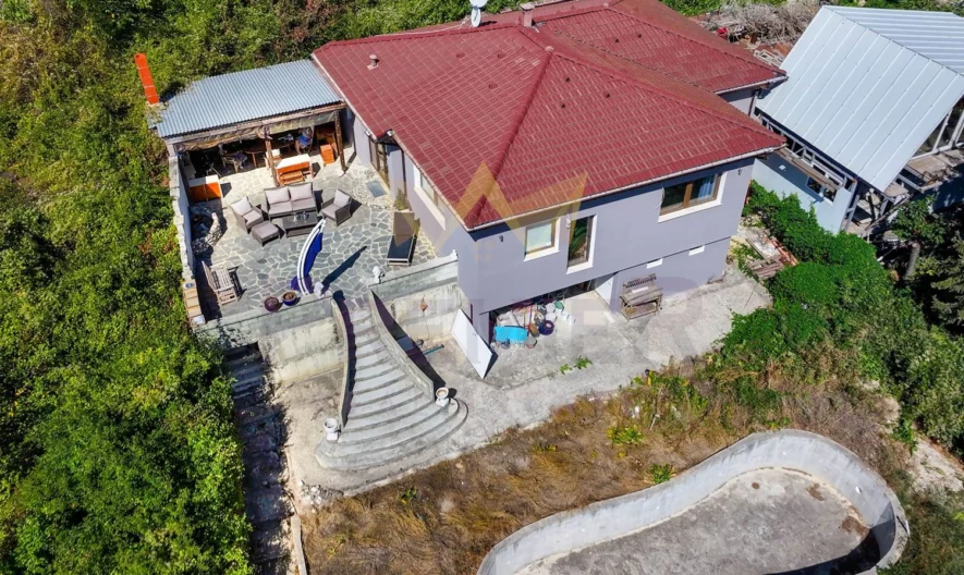 Две Къщи с 2 дка Двор в кв. Изгрев гр.Варна - - снимка 40 - Имоти Премиер