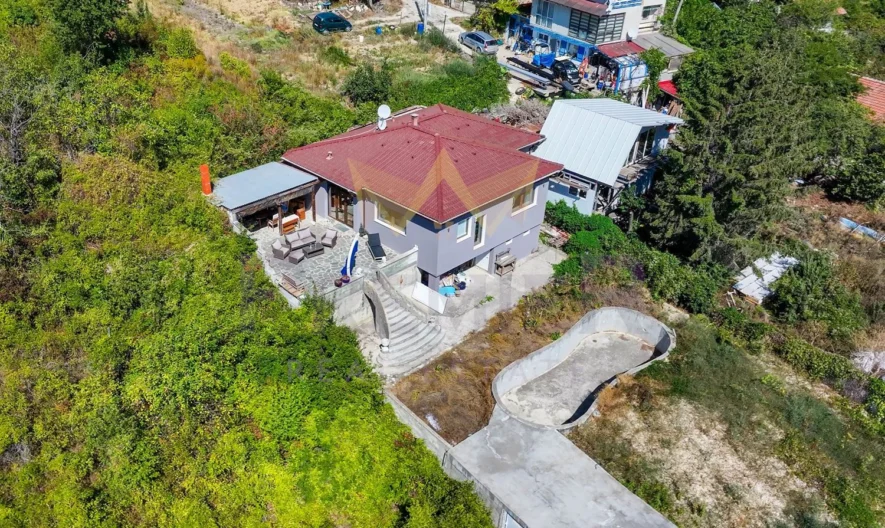 Две Къщи с 2 дка Двор в кв. Изгрев гр.Варна - - снимка 41 - Имоти Премиер