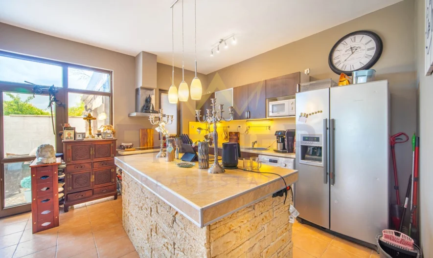 Две Къщи с 2 дка Двор в кв. Изгрев гр.Варна - - снимка 5 - Имоти Премиер