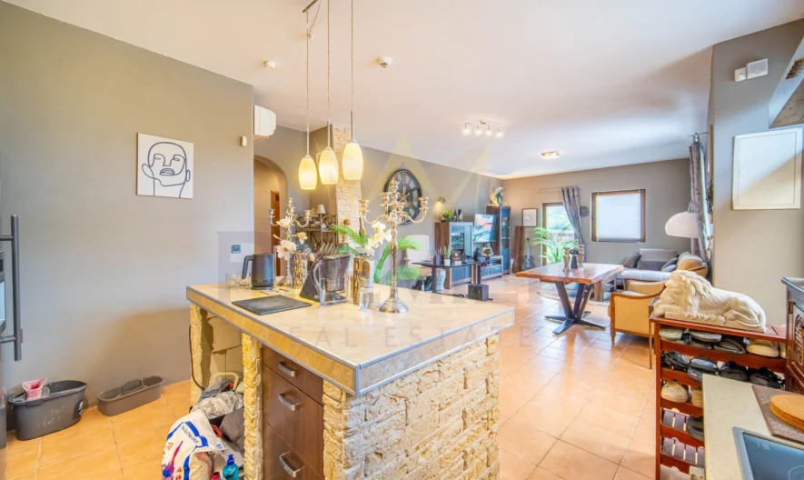 Две Къщи с 2 дка Двор в кв. Изгрев гр.Варна - - снимка 6 - Имоти Премиер